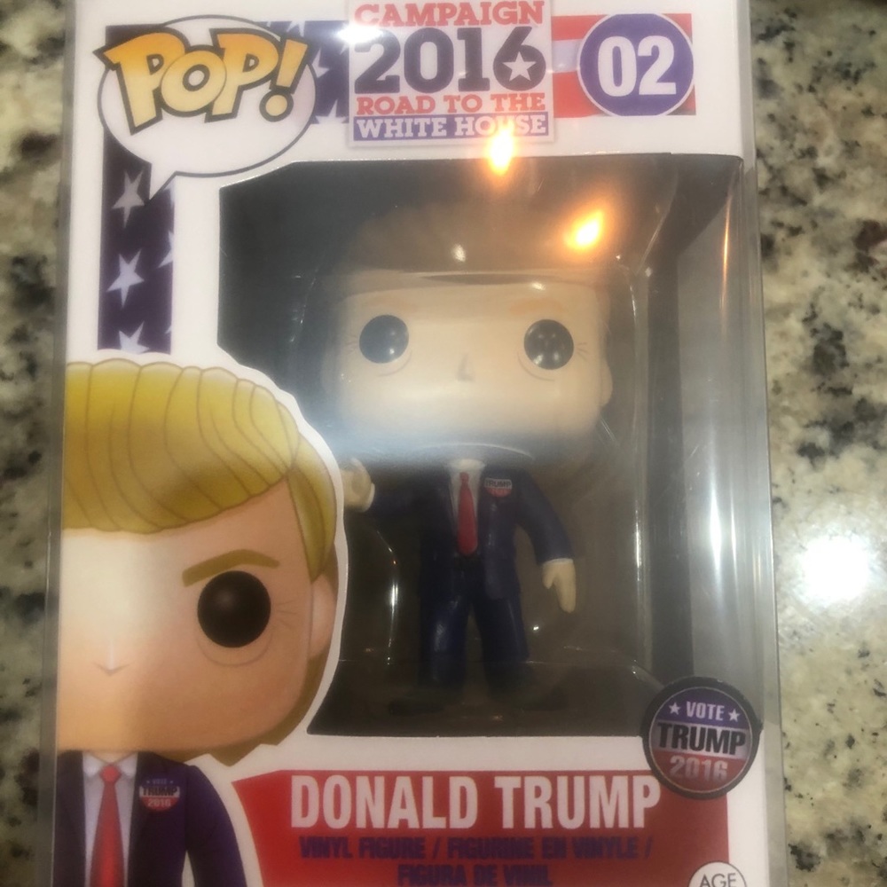 TRUMP POP in protective cover W/  1 Signature Coin
